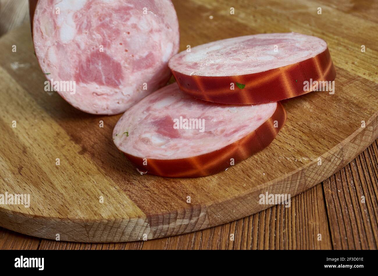 Prasky-Wurst - polnisch-amerikanische Art von grobgemahlener Sommerwurst oder Salami im Zusammenhang mit einer deutschen Thuringer-Wurst, Stockfoto