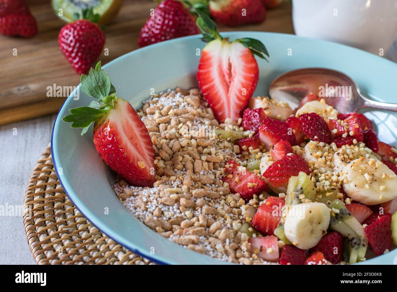 Müsli mit Früchten und Nüssen in einer Schüssel Stockfoto