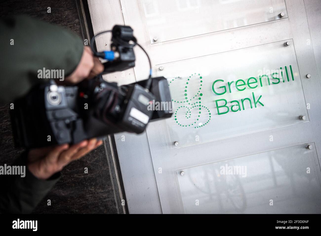Bremen, Deutschland. März 2021, 16th. Ein Schild mit dem Firmennamen 'Greensill Bank' wird von einem Fernsehteam gefilmt. Die deutsche Finanzregulierungsbehörde BaFin hat für die turbulente Greensill Bank Insolvenz beantragt. Quelle: Sina Schuldt/dpa/Alamy Live News Stockfoto