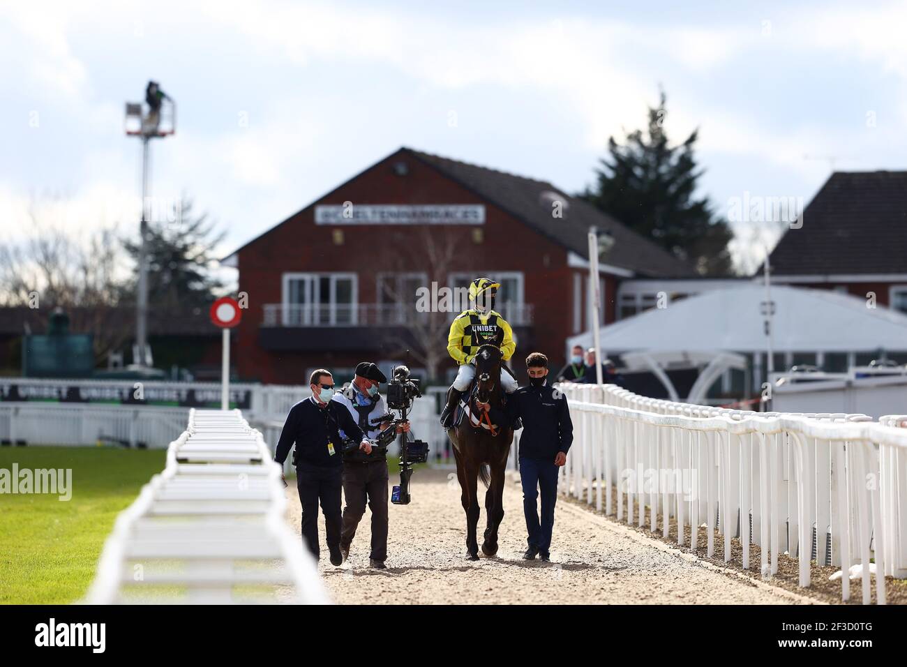 Shishkin mit Nico de Boinville geht vor der Haupttribüne nach dem Gewinn der Sporting Life Arkle Challenge Trophy Novices' Chase am ersten Tag des Cheltenham Festivals auf der Cheltenham Rennbahn. Bilddatum: Dienstag, 16. März 2021. Stockfoto