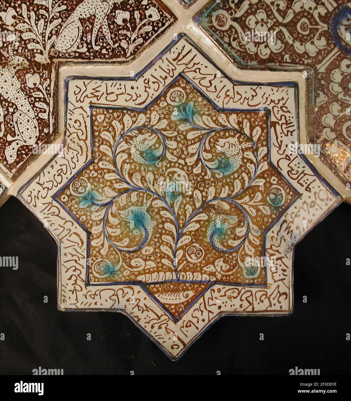 Sternförmige Fliese, Iran, 13th-14th Jahrhundert. Waq-waq Entwurf der Pflanze, deren Ranken sich zu Tierköpfen entwickeln, mit Text aus dem Shahnama, in dem Rustam, einer der großen Helden der Geschichte &#X2019;, in der Schlacht engagiert wird. Aus einem Ilkhanid-Gebäude. Stockfoto