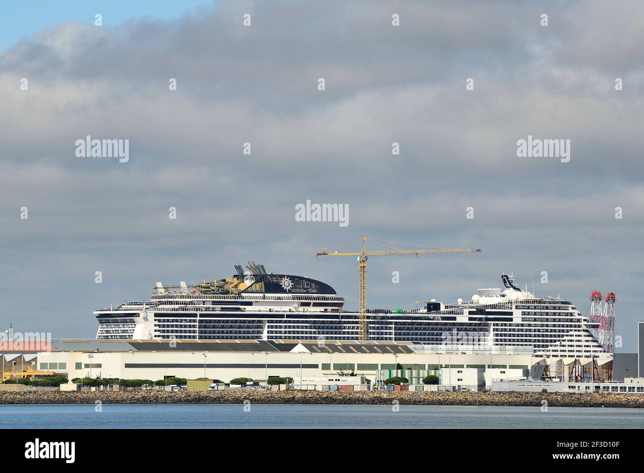 Saint-Nazaire (Nordwestfrankreich): MSC Kreuzfahrten Linienschiff im Bau auf den Werften „chantier Marine de l’Atlantique“ Stockfoto