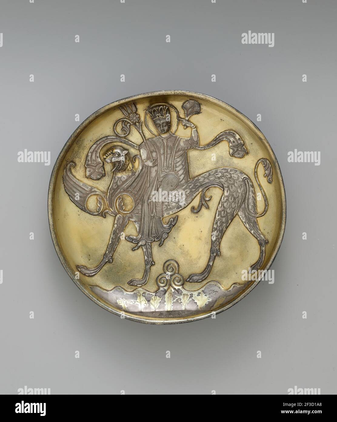 Platte, die eine weibliche Figur reitet eine fantastische geflügelte Biest, Iran, wahrscheinlich 8th Jahrhundert. Stockfoto