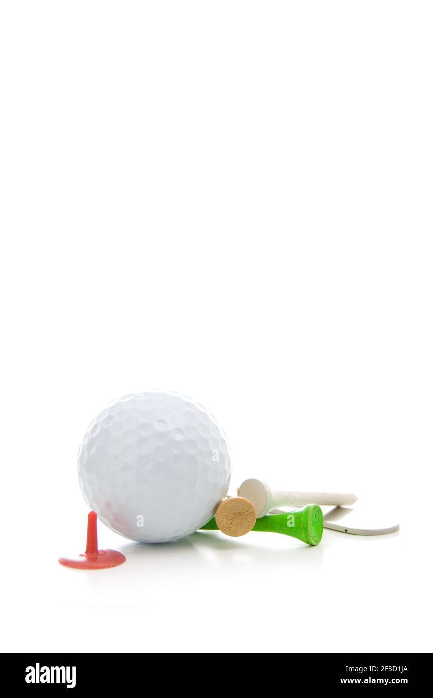 Golfball, Divot Reparaturwerkzeug, farbige Tees und Zubehör isoliert auf weißem Hintergrund vertikal Stockfoto
