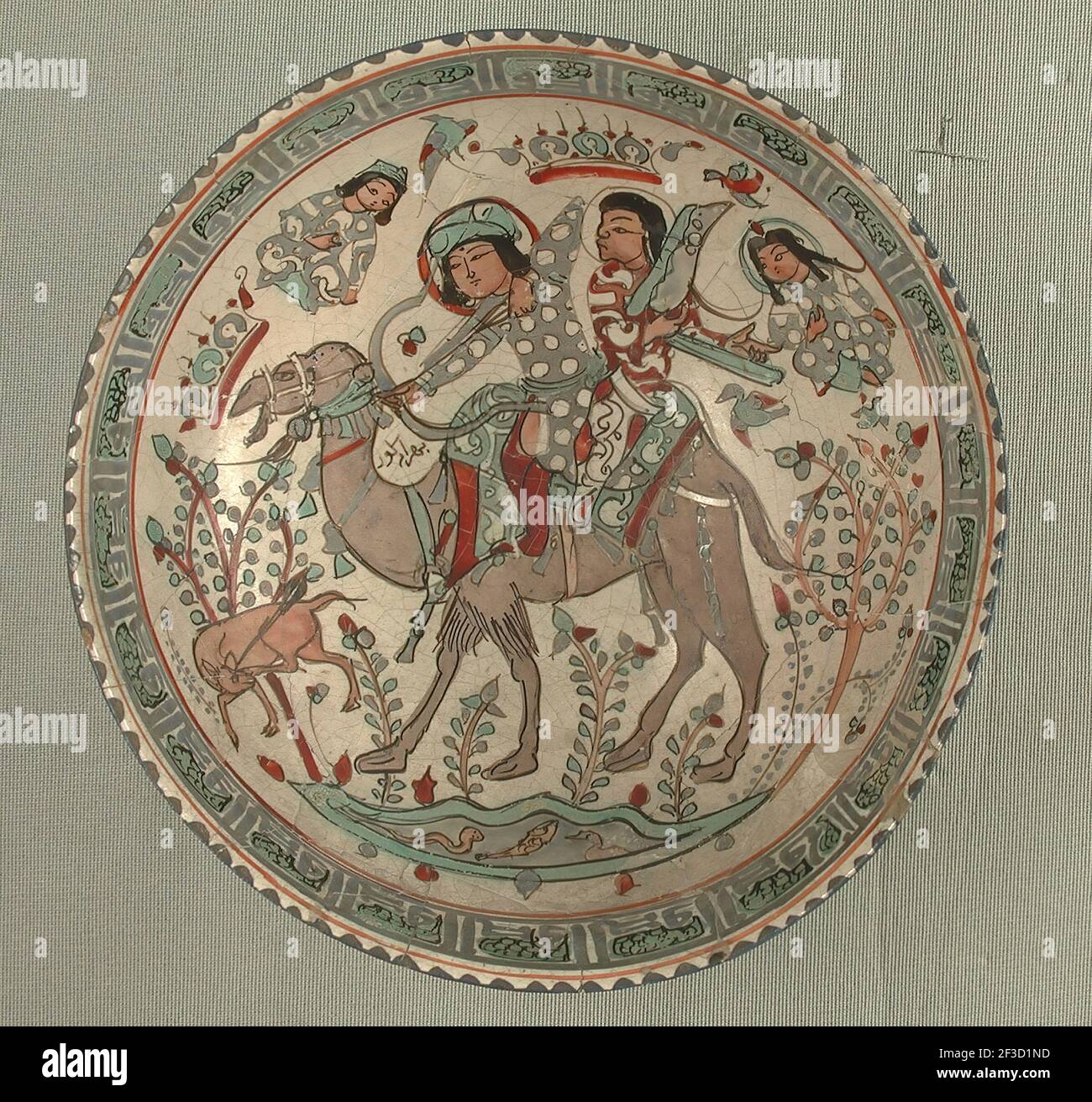 Bowl, Iran, 12th-13th Jahrhundert. Bahram Gur, auf einem Kamel mit einem seiner Sklaven, Azadeh spielt eine Harfe. Stockfoto