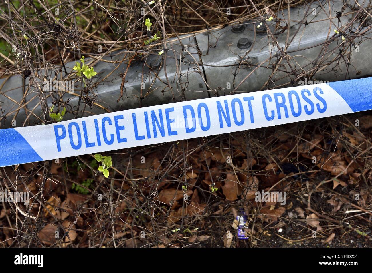 „Police Line Don't Cross“-Band an einem Tatort (Maidstone, Kent, Großbritannien) Stockfoto