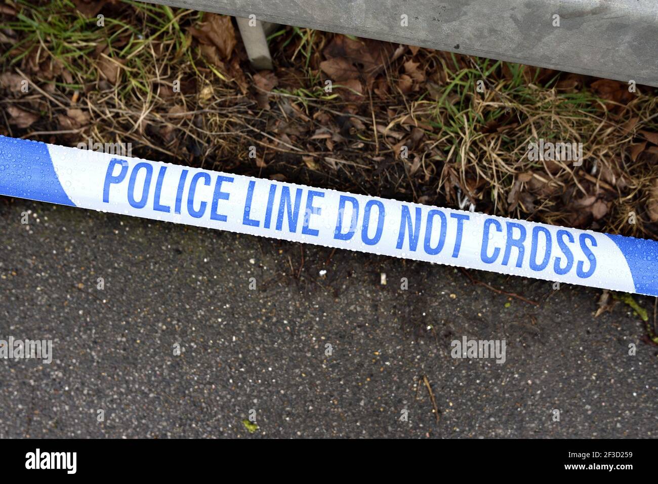 „Police Line Don't Cross“-Band an einem Tatort (Maidstone, Kent, Großbritannien) Stockfoto
