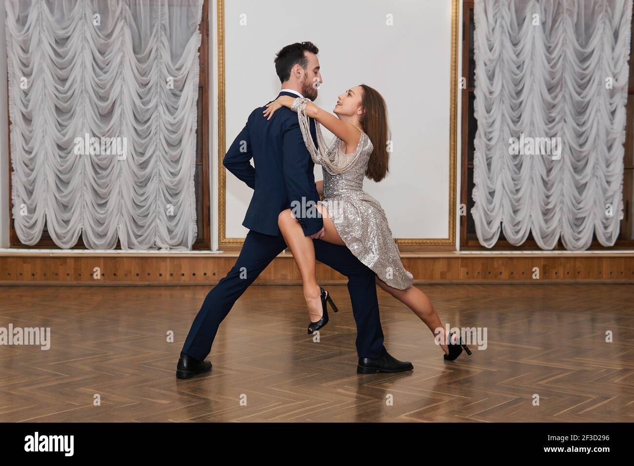 Tanztraining, Mann und Frau mit Gefühl üben Tango-Tanzelemente im Ballsaal Stockfoto