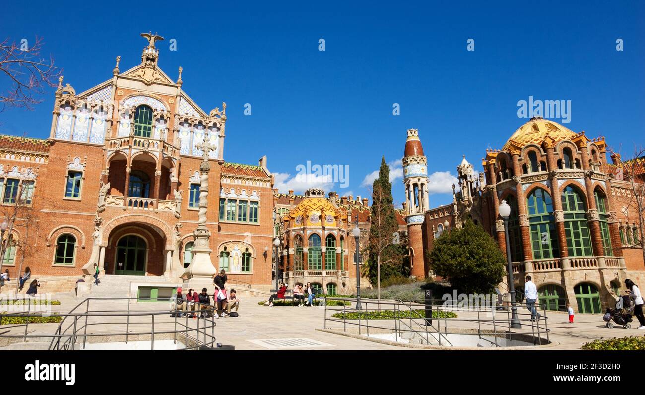 BARCELONA, SPANIEN - 12. MÄRZ 2018: Touristen besuchen Hospital de Sant Pau, berühmte modernistische Wahrzeichen von Architekt Lluis Domenech i Montaner. Stockfoto