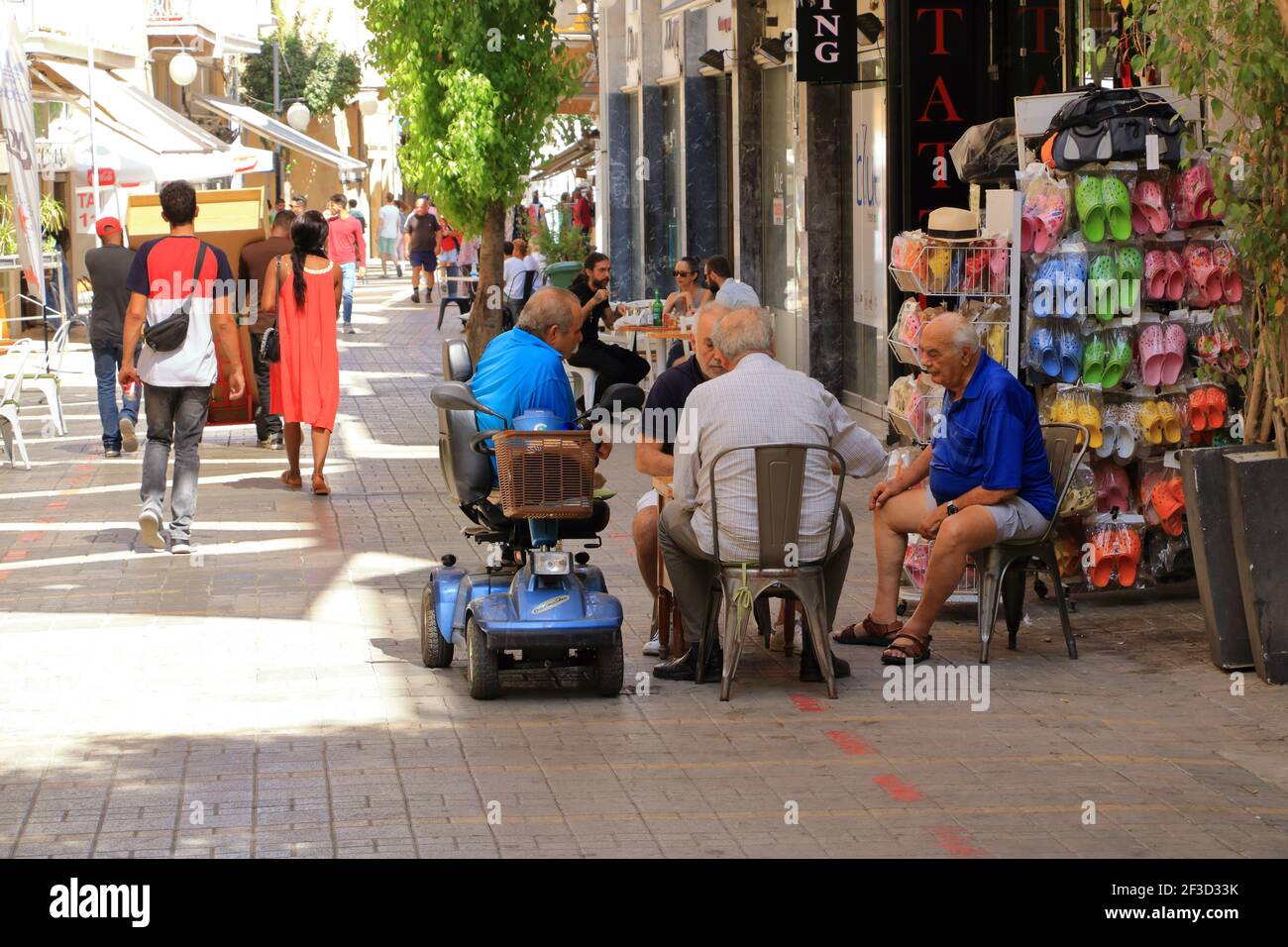 Oktober 03 2020 - NICOSIA/Zypern: Menschen, die um die Ledra Straße laufen. Es ist die Haupteinkaufsstraße in Zentral-Nikosia Stockfoto