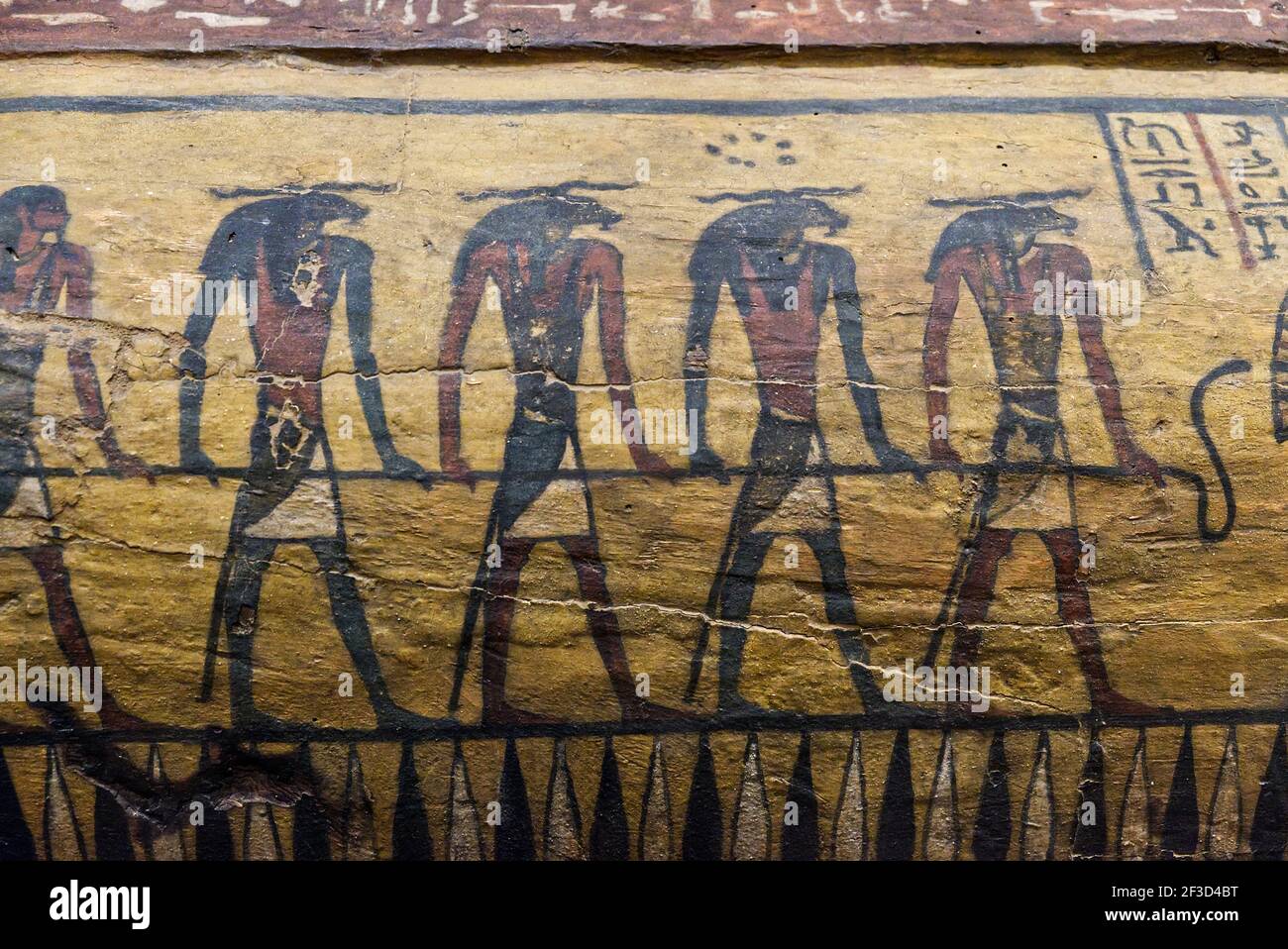 Holzplatte mit den klassischen ägyptischen Profilen von Kriegern verziert Stockfoto