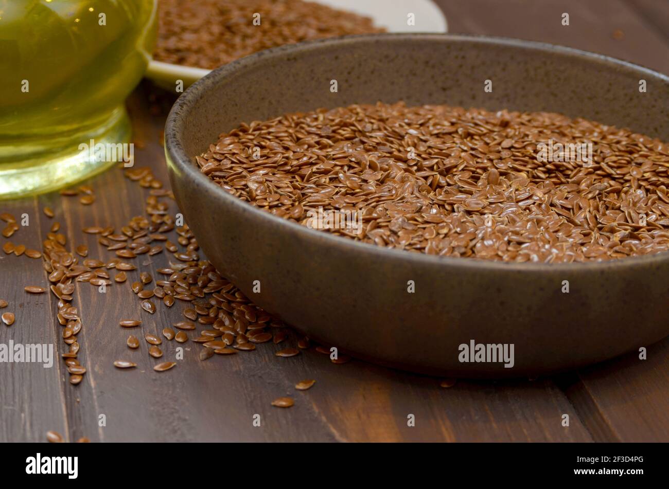 Leinsamen auf einem hölzernen Hintergrund. Leinsamen Öl gesunde Ernährung Konzept Stockfoto