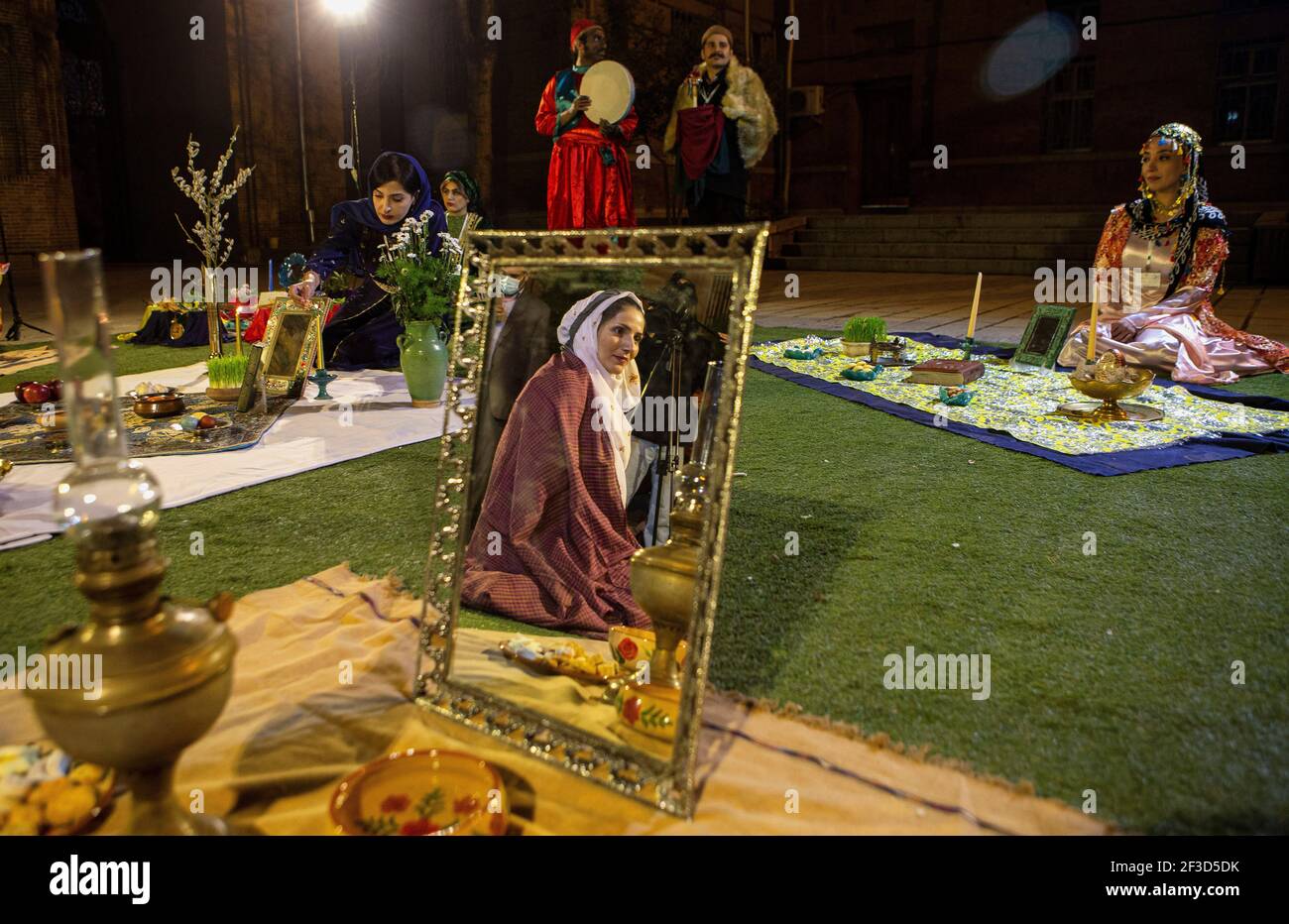 (210316) -- TEHERAN, 16. März 2021 (Xinhua) -- Iranerinnen in lokalen Kostümen feiern am 15. März 2021 in Teheran, Iran, das kommende Nowruz, das iranische Neujahr. Nowruz markiert den ersten Frühlingstag und den Jahresbeginn im iranischen Kalender. (Foto von Ahmad Halabisaz/Xinhua) Stockfoto