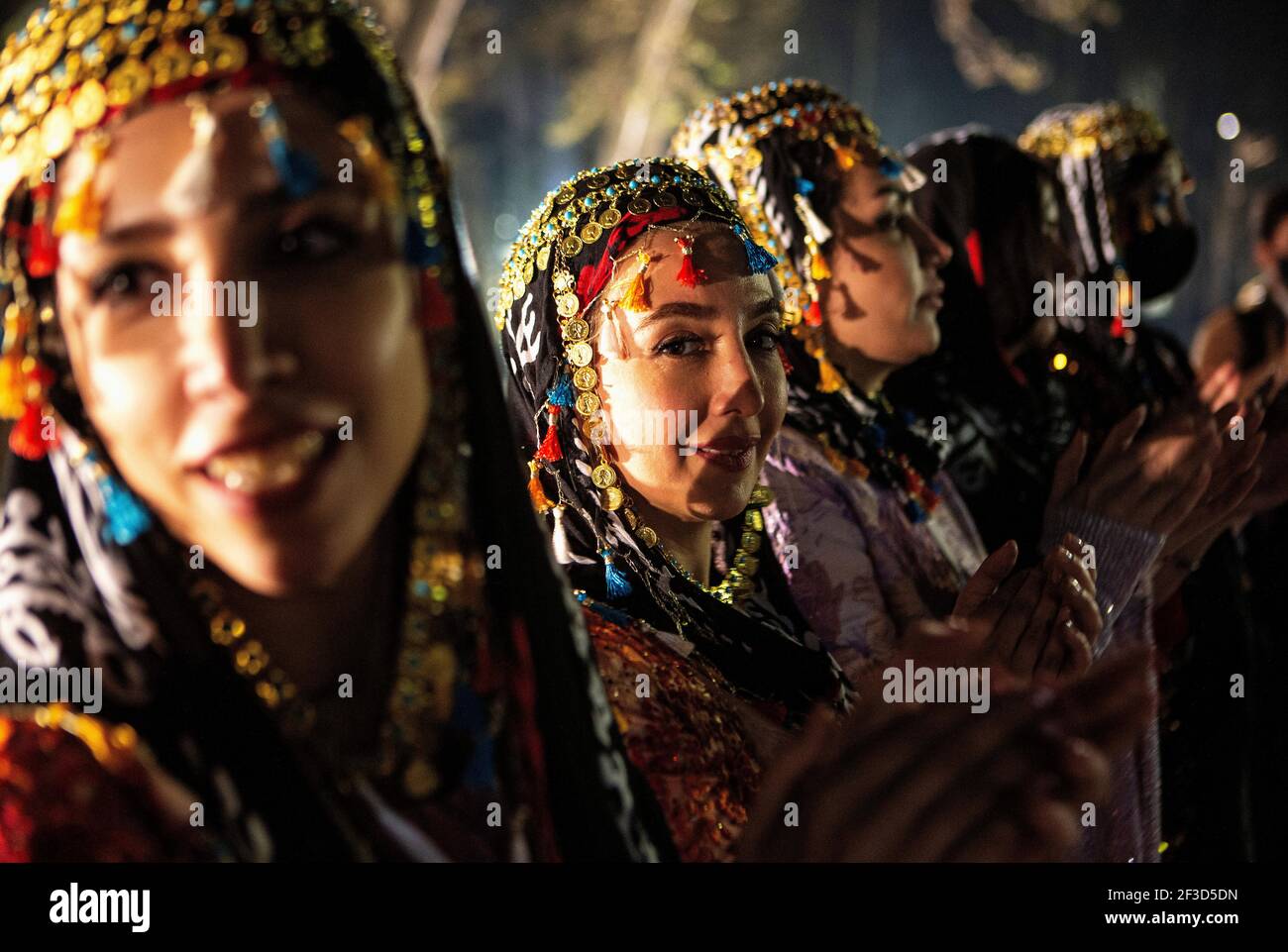 (210316) -- TEHERAN, 16. März 2021 (Xinhua) -- Iranerinnen in lokalen Kostümen feiern am 15. März 2021 in Teheran, Iran, das kommende Nowruz, das iranische Neujahr. Nowruz markiert den ersten Frühlingstag und den Jahresbeginn im iranischen Kalender. (Foto von Ahmad Halabisaz/Xinhua) Stockfoto