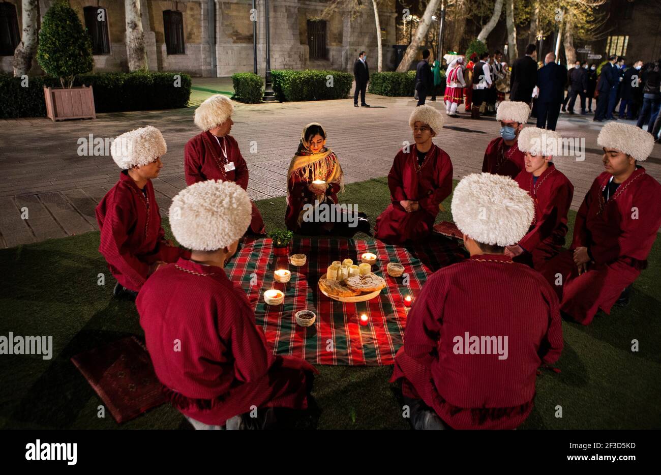(210316) -- TEHERAN, 16. März 2021 (Xinhua) -- Iraner in lokalen Kostümen feiern am 15. März 2021 in Teheran, Iran, das bevorstehende Nowruz, das iranische Neujahr. Nowruz markiert den ersten Frühlingstag und den Jahresbeginn im iranischen Kalender. (Foto von Ahmad Halabisaz/Xinhua) Stockfoto