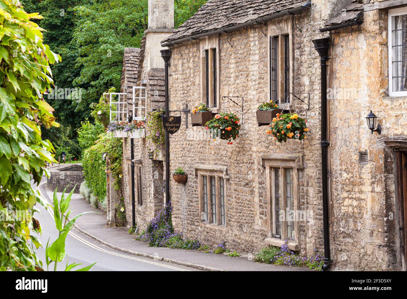 Ferienhäuser im Cotswold Dorf Castle Combe, Wiltshire UK Stockfoto