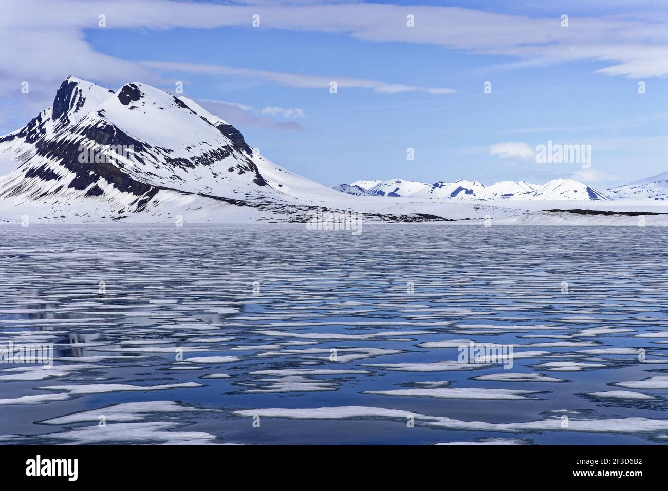 Meereis und Berglandschaft - SpätfrühlingsSpitzbergen Norwegen LA003674 Stockfoto
