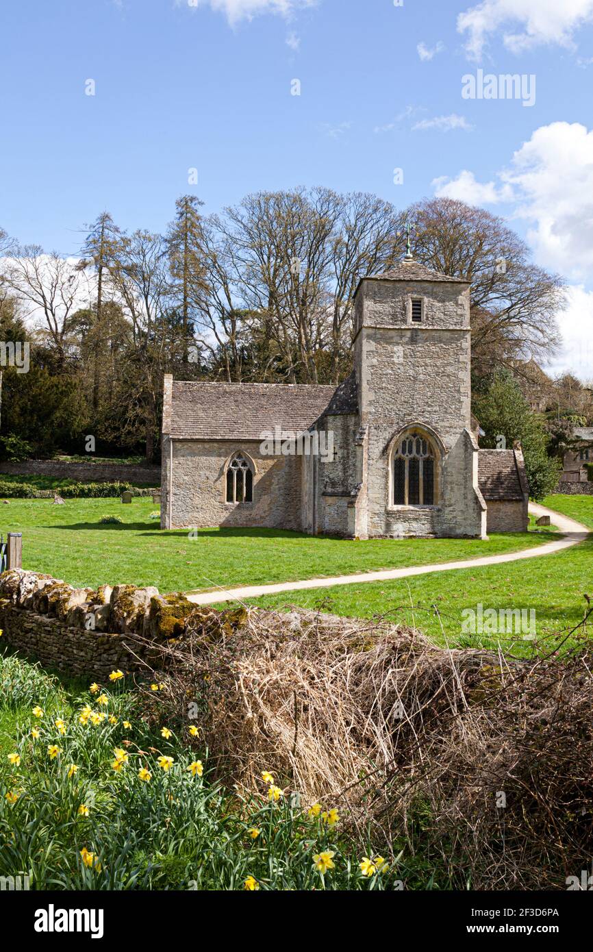 Frühling in der Kirche St. Michael & St. Martin im Cotswold-Dorf Eastleach Martin, Gloucestershire, Großbritannien Stockfoto