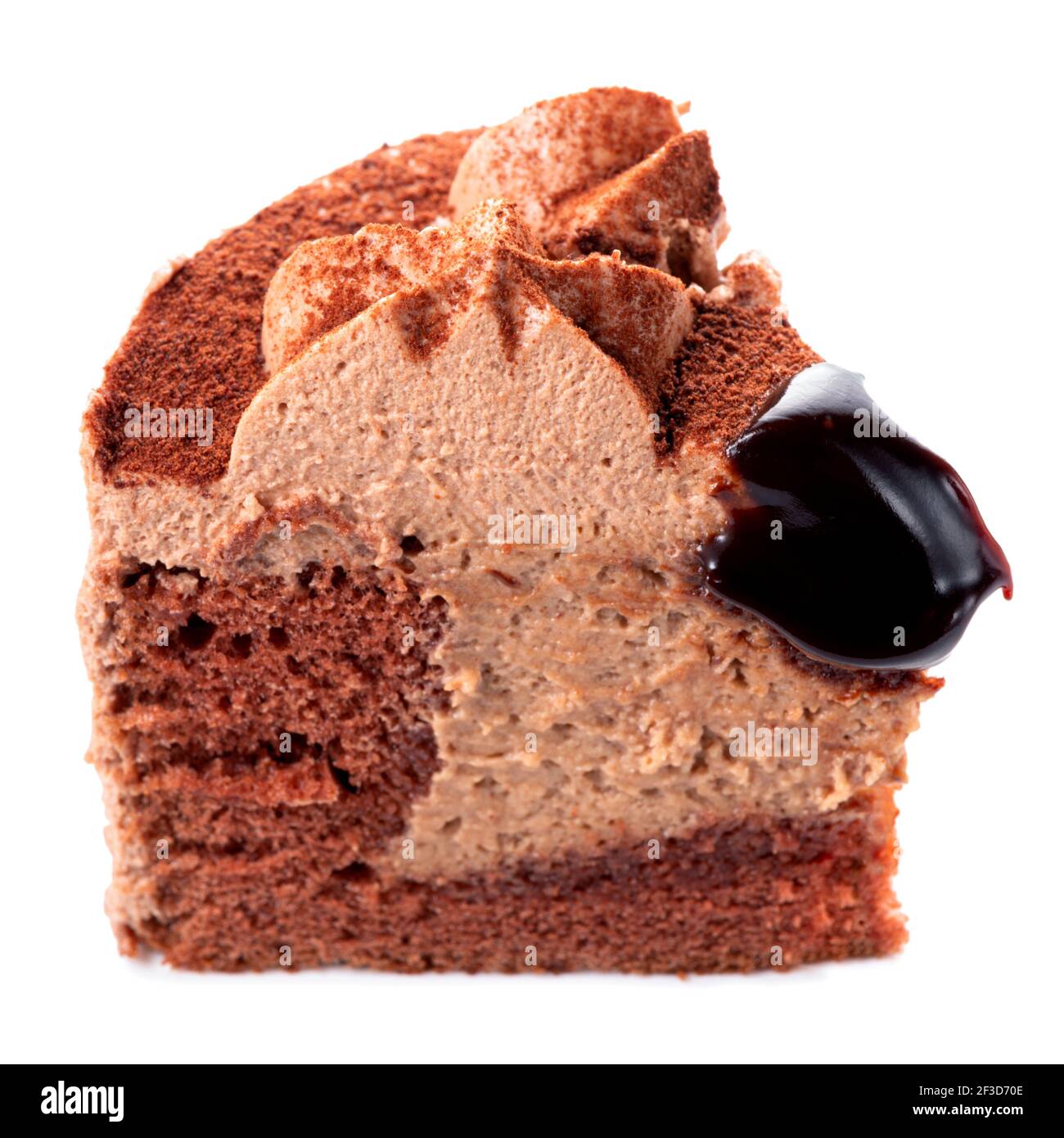 Schokoladenkuchen mit Sahne und Kakao bestreut Pulver auf Weiß isoliert Stockfoto