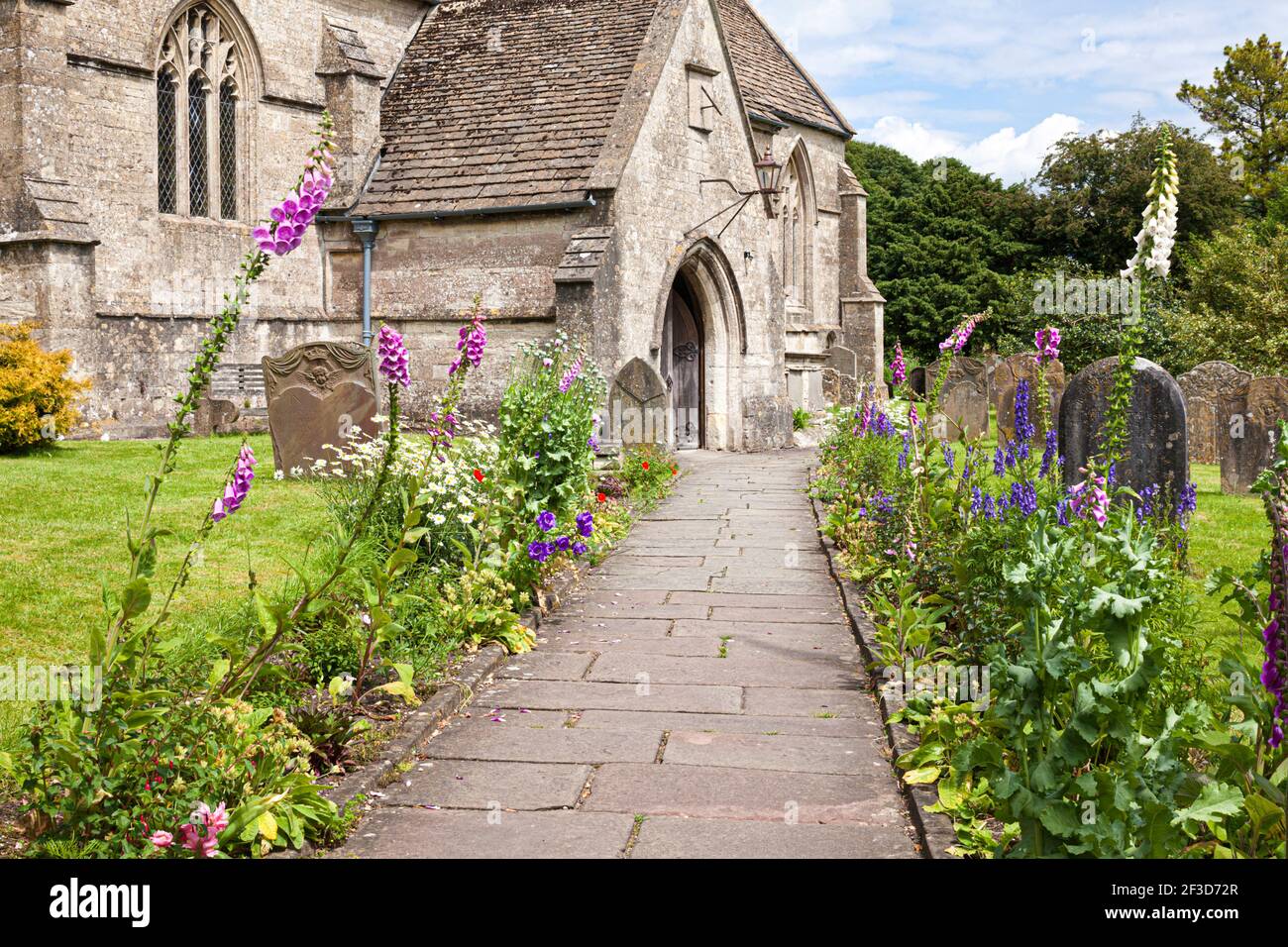 Blumen säumen den Weg zur St. Marys Kirche im Cotswold Dorf Marshfield, South Gloucestershire UK Stockfoto
