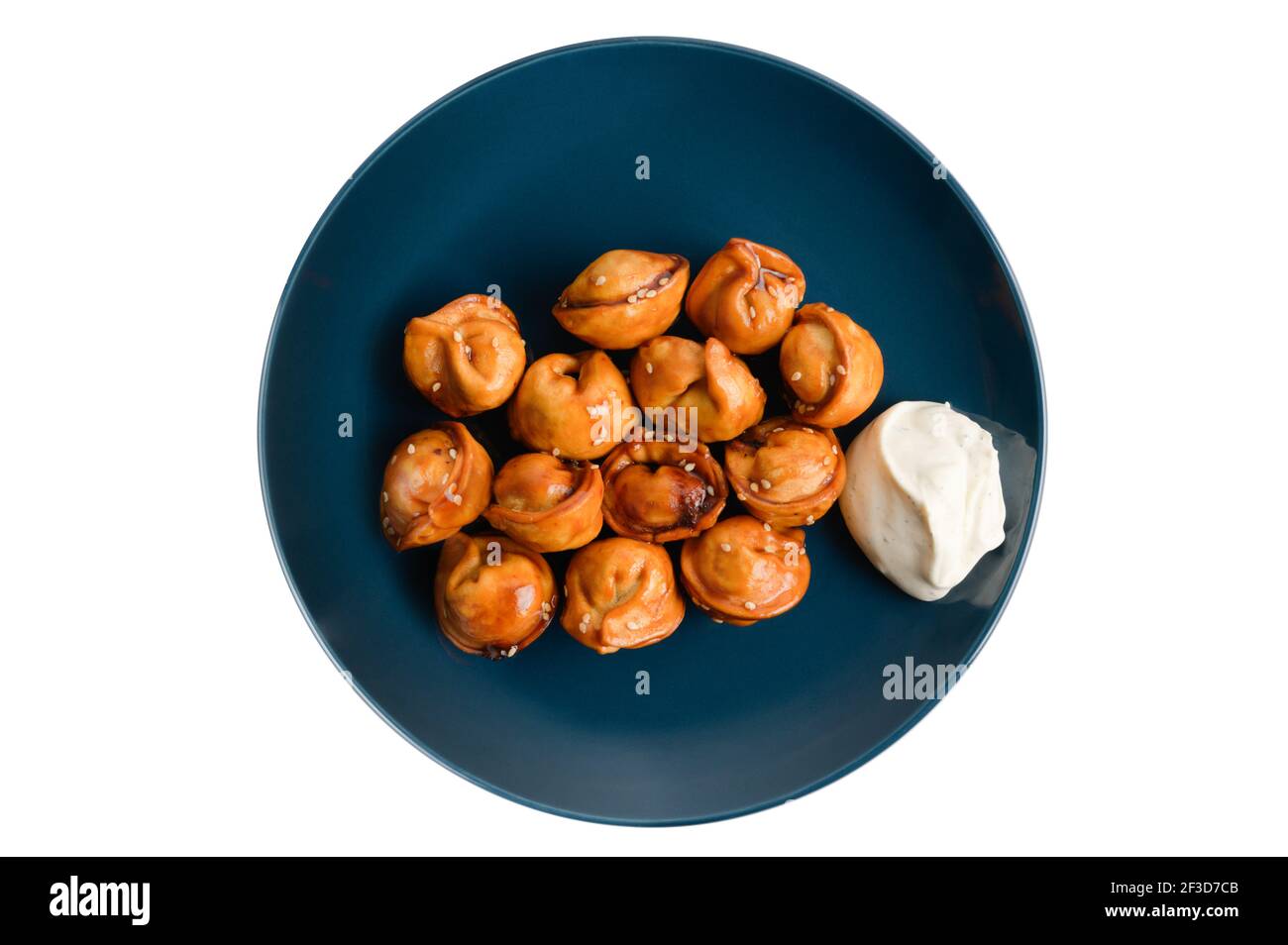chinesische Küche traditionelle gebratene Knödel Jiaozi mit weißer saurer Sahnesauce auf blauem Gericht auf weißem isolierten Kopie Raum Hintergrund Stockfoto