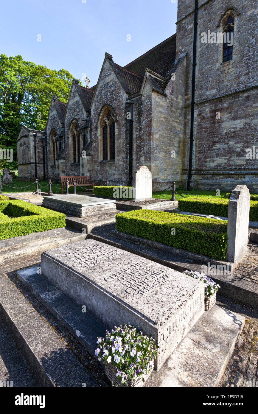 Das Grab von Sir Winston Churchill und seiner Frau Clementine auf dem Friedhof der St. Martins Kirche in Bladon, Oxfordshire UK Stockfoto