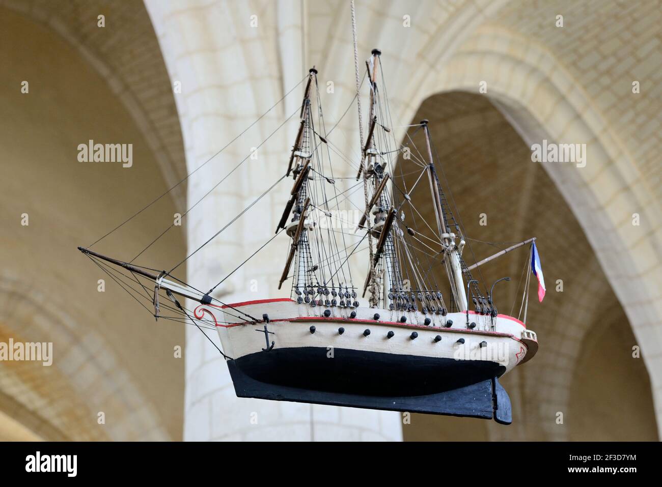 Esnandes (Zentral-West-Frankreich): Ex-voto, das ein Boot, das Pandora-Segelboot, in der Kirche von Saint-Martin d'Esnandes darstellt Stockfoto