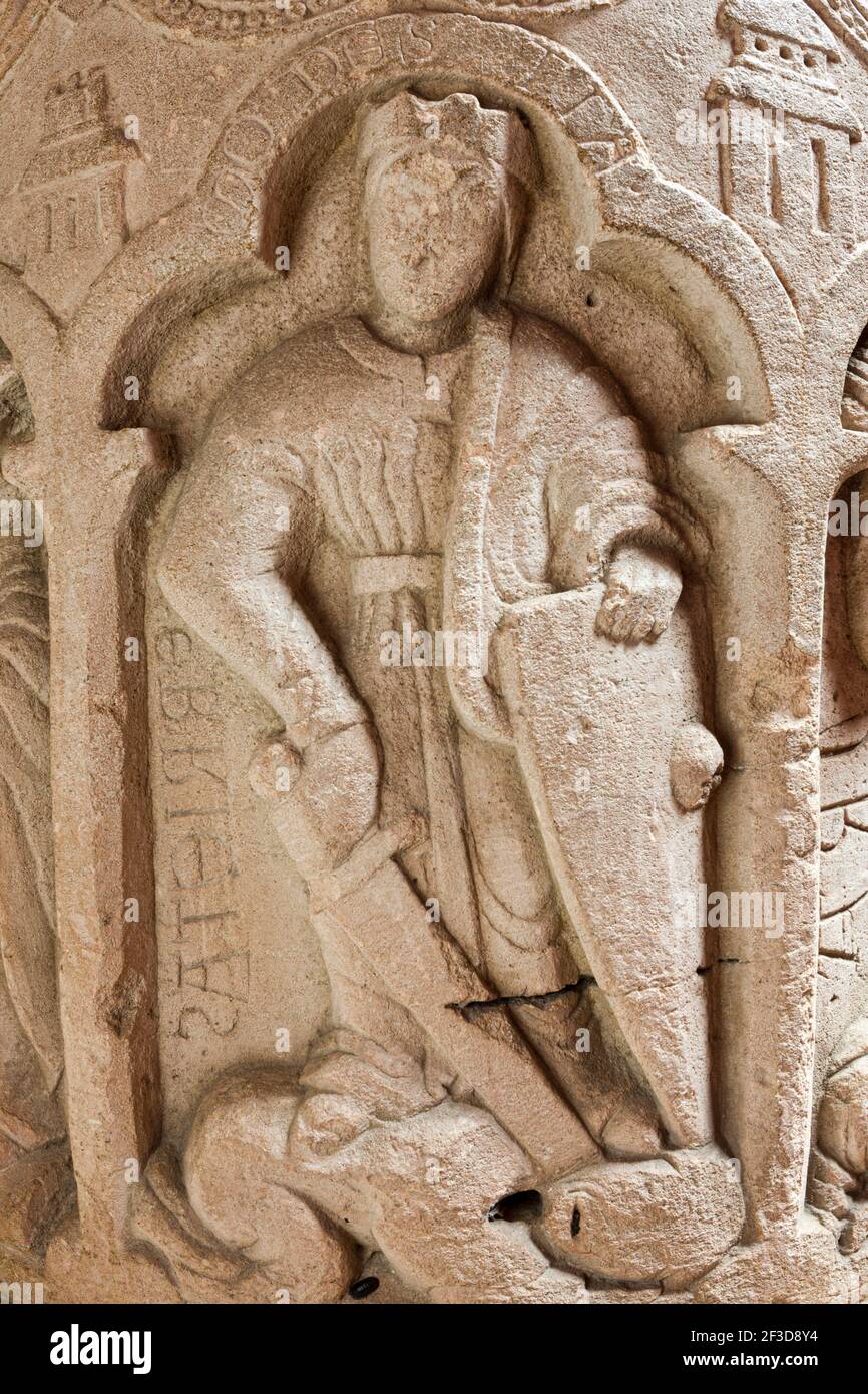 Die wunderbar geschnitzte normannische Schrift in der St. Peters Kirche im Cotswold Dorf Southrop, Gloucestershire UK. Mäßigung über Überschuss. Stockfoto