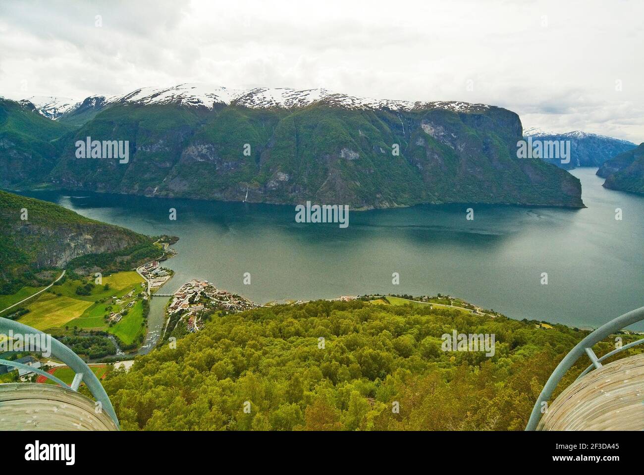 Norwegen, Blick von der Aussichtsterrasse namens Stegastein über den Aurlands Fjord Stockfoto