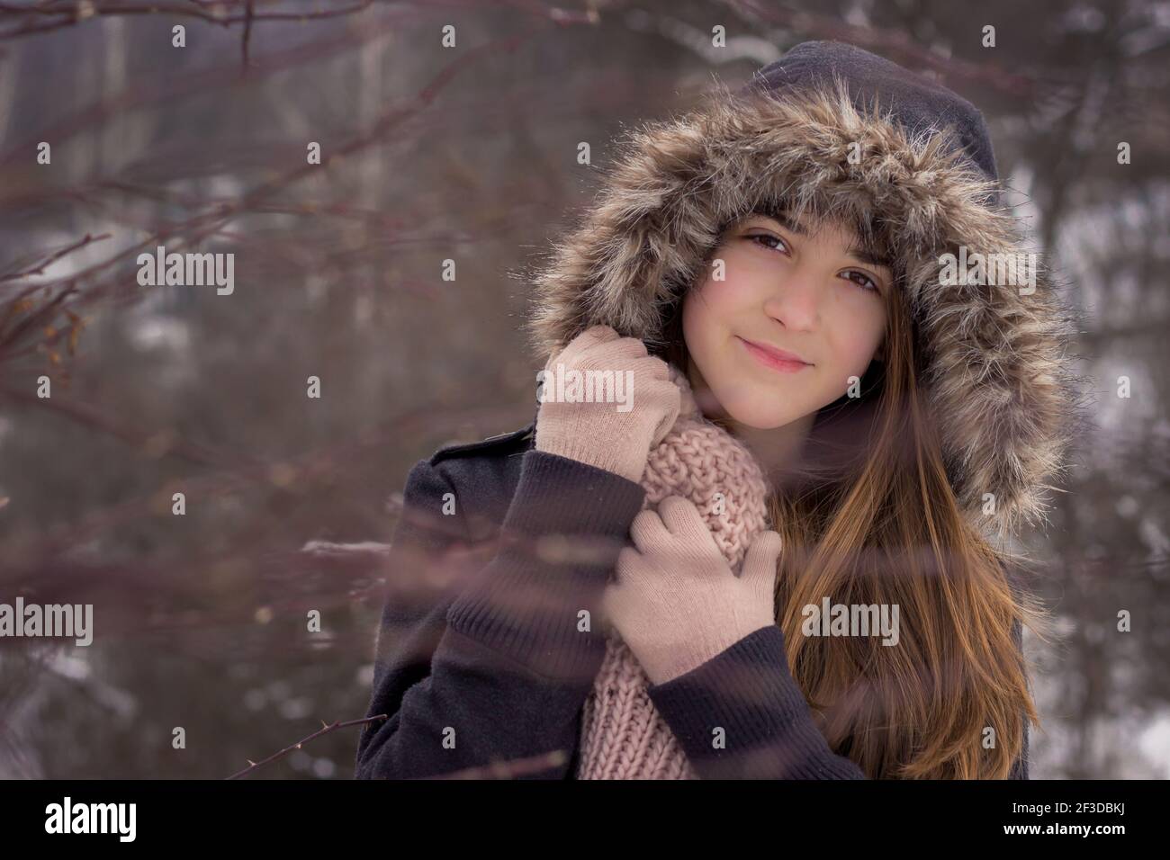 Outdoor-Foto von einem jungen Mädchen in einem Winter Pelzjacke. Speicherplatz kopieren Stockfoto