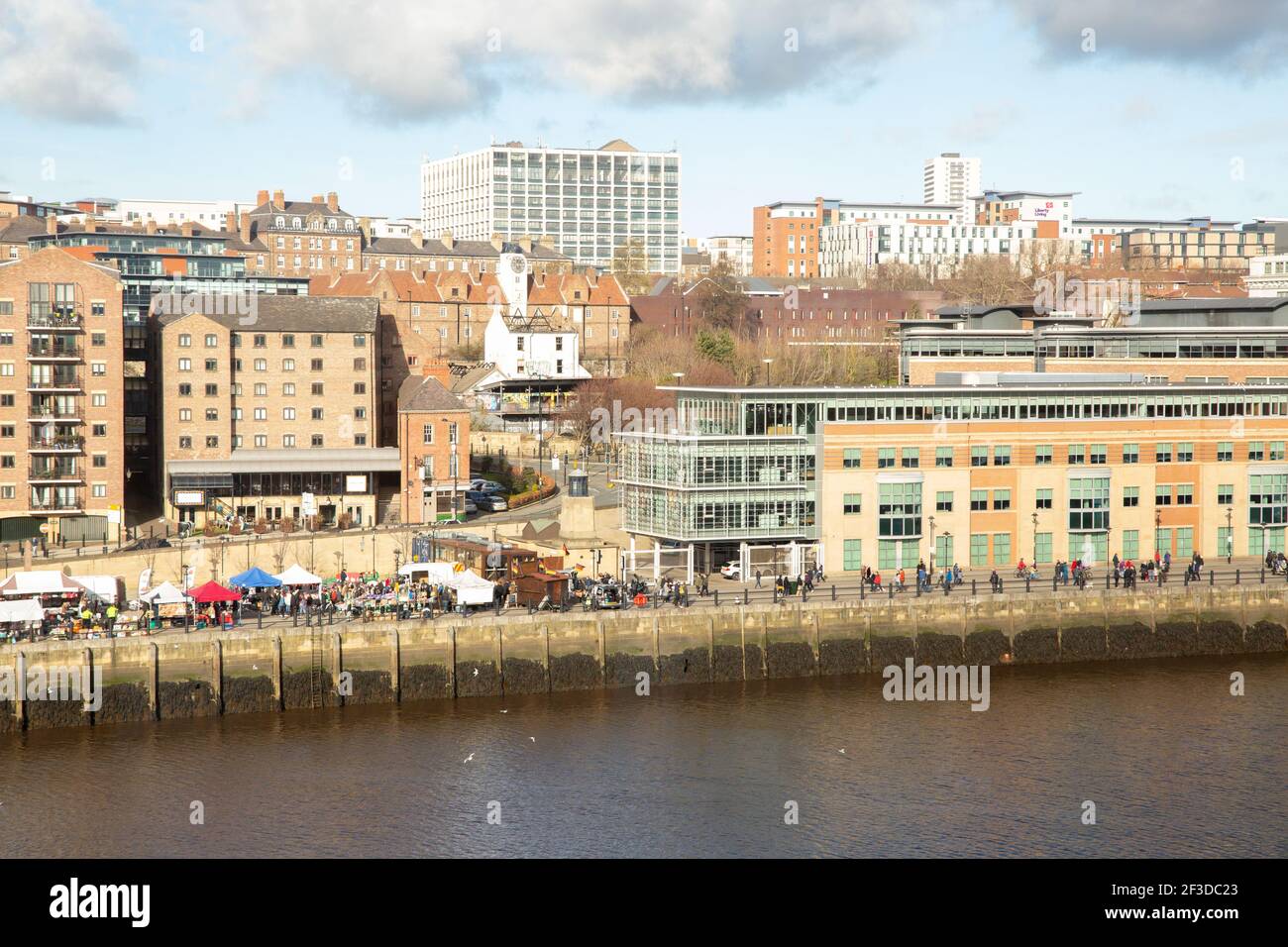 Newcastle upon Tyne England: 10th. Februar 2019: Blick auf den Sonntagsmarkt am Kai von Gateshead (Tyne River) Stockfoto