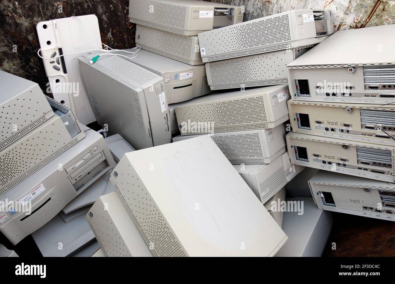 Elektronikschrott, alte Festplatten und Computer, die in einer kommunalen  Deponie entsorgt werden, wo Müll weggeworfen werden kann. Auch ein  Adventskerzleuchter wurde weggeworfen Stockfotografie - Alamy