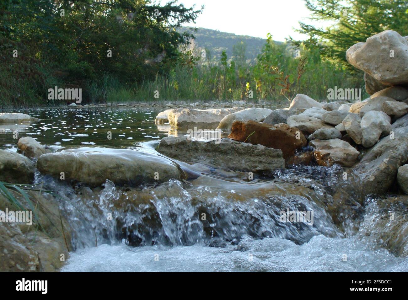 Schöne kleine Stromschnellen am Sabinal River Stockfoto