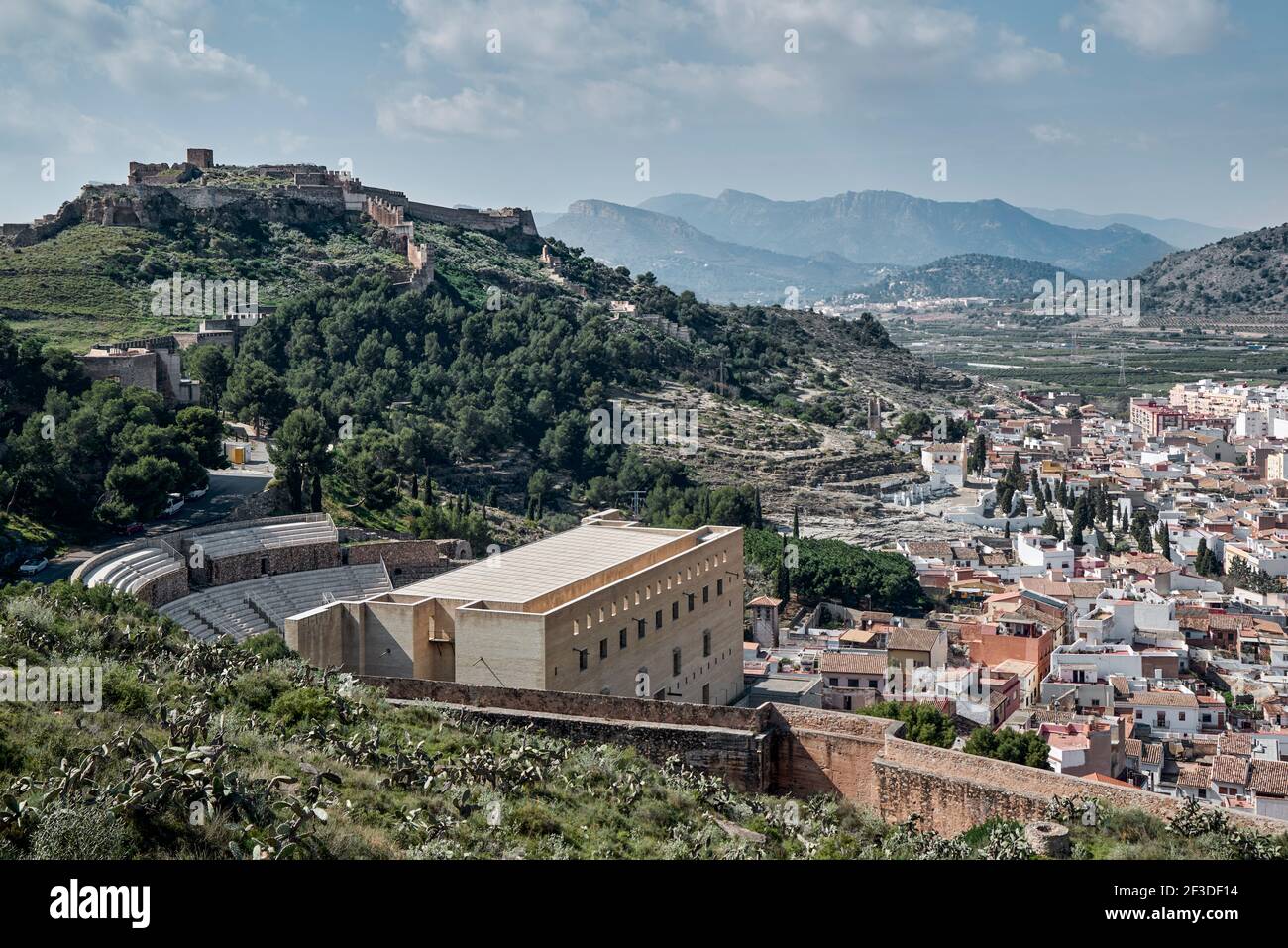 Römisches Theater und Schloss auf dem Berg im Hintergrund der Stadt Sagunto in der Provinz Valencia, Spanien, Europa Stockfoto