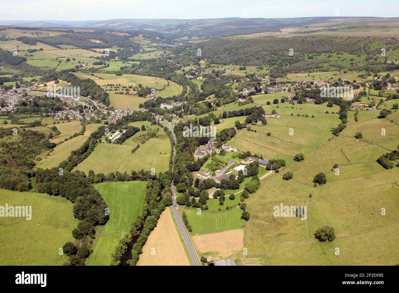 Luftaufnahme des Hope Valley in Derbyshire mit Cliff College prominent im Vordergrund und die Dörfer des Kalvers Und Curbar im Vordergrund Stockfoto