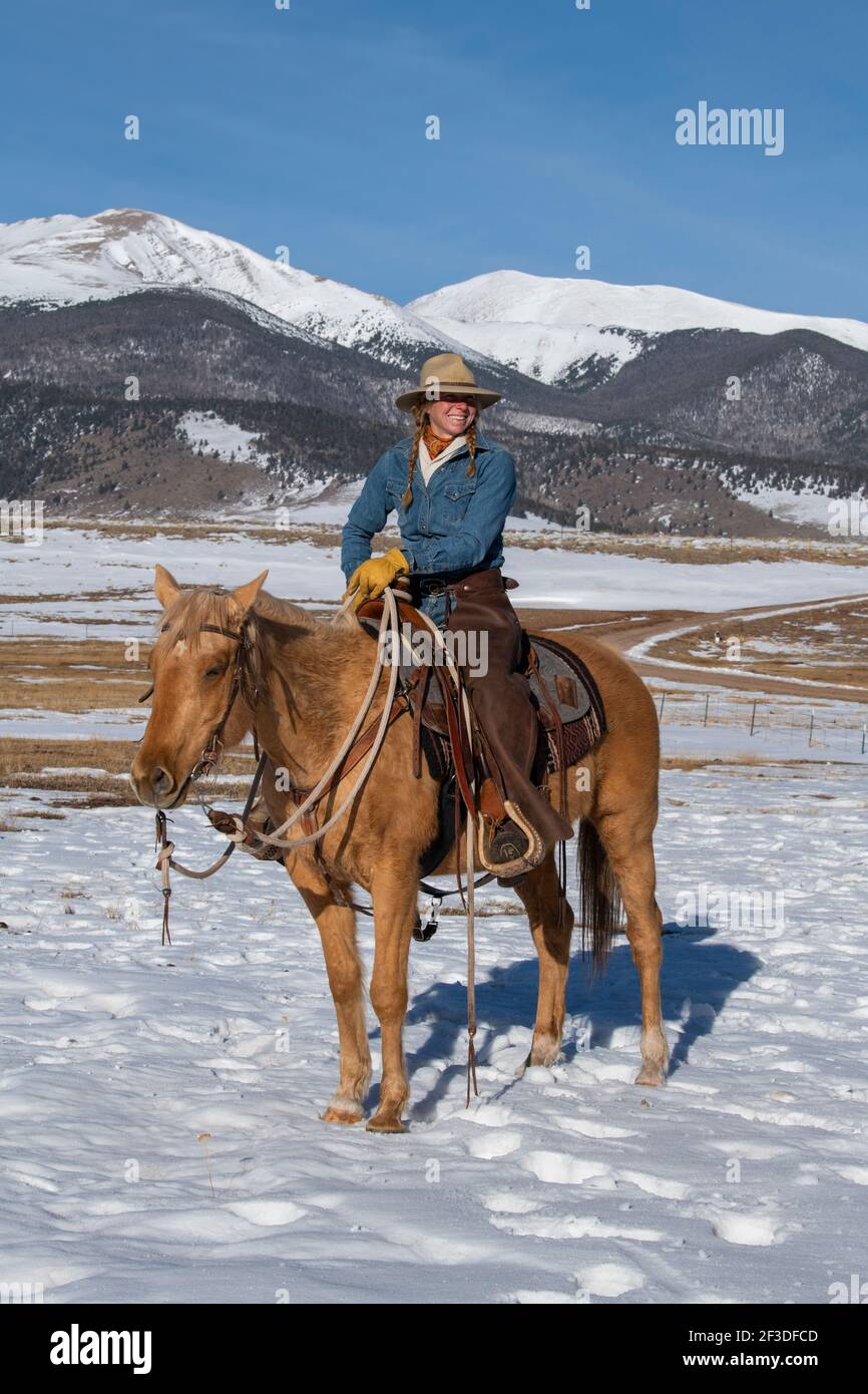 USA, Colorado, Westcliffe, Music Meadows Ranch. Weibliche Ranchhand in typischer westlicher Ranchkleidung. Modell Freigegeben. Stockfoto