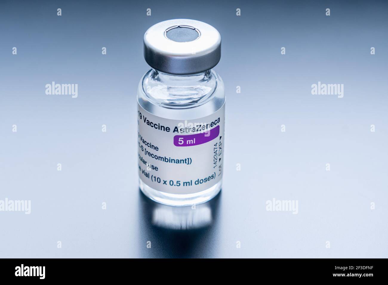 Montreal, CA - 16. März 2021: Fläschchen mit AstraZeneca Covid-19-Impfstoff Stockfoto