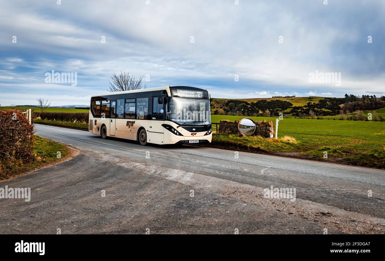 Schulbus auf der Landstraße, East Lothian, Schottland, Großbritannien Stockfoto