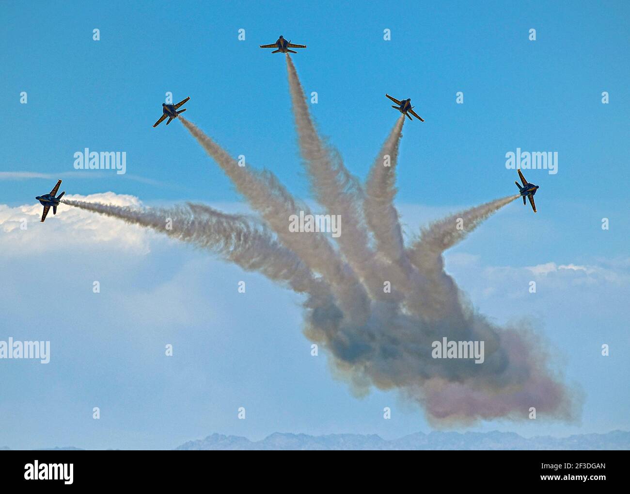 Die US Navy Flight Demonstration Squadron, die Blue Angels, führen ein Delta Break Out Manöver während des Festival of Flight, in Naval Air Facility El Centro, 13. März 2021 in El Centro, Kalifornien. Stockfoto