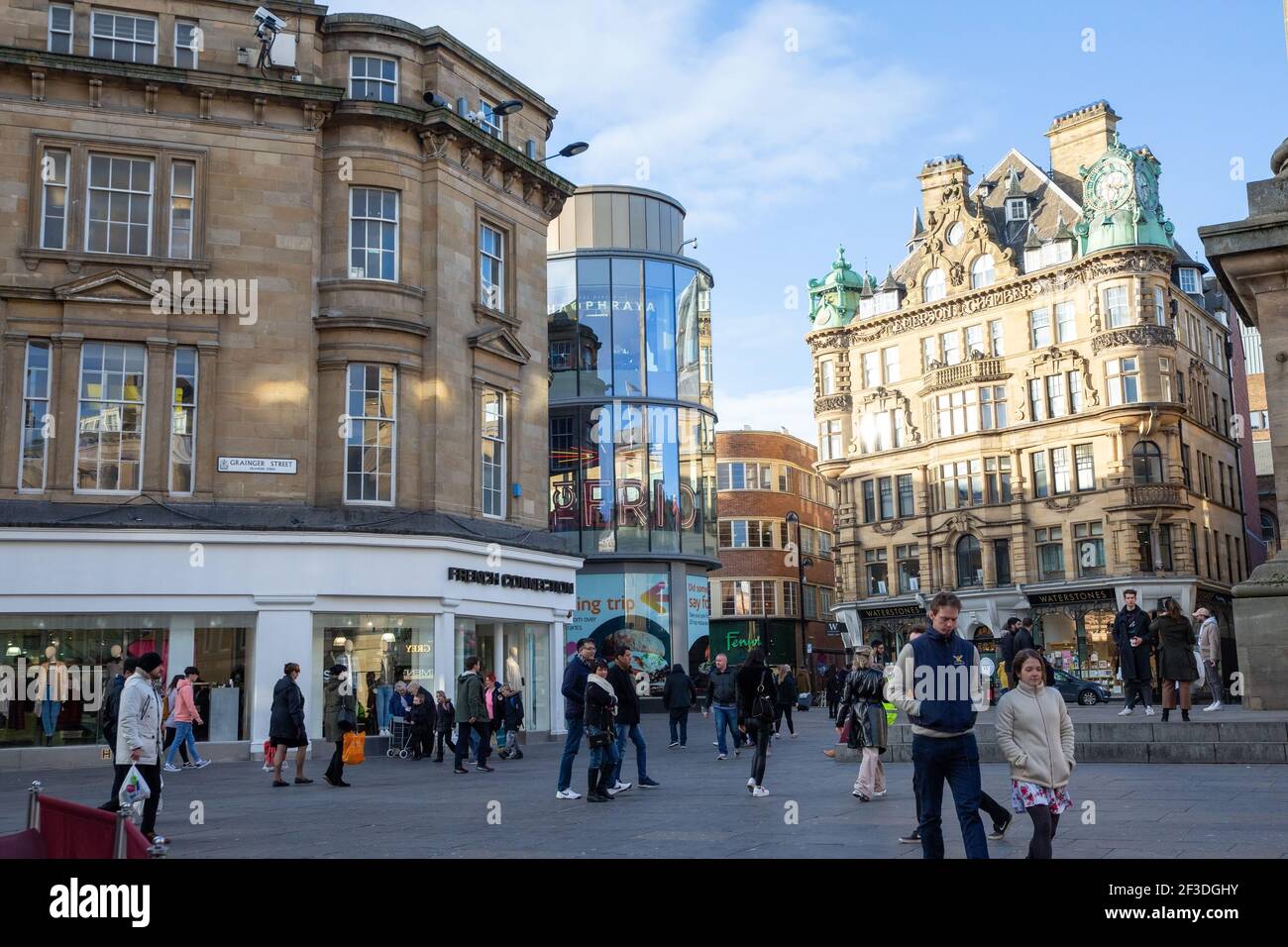 Newcastle upon Tyne England: 2012-02-24: Grainger Street at Gray's Monument. Emerson Chambers Newcastle (Waterstones Building) Stockfoto
