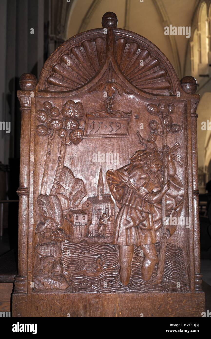 Holzschnitzerei des hl. Christophorus mit dem Jesuskind, St. Paul Dom, Münster, Westfalen, Deutschland. Stockfoto