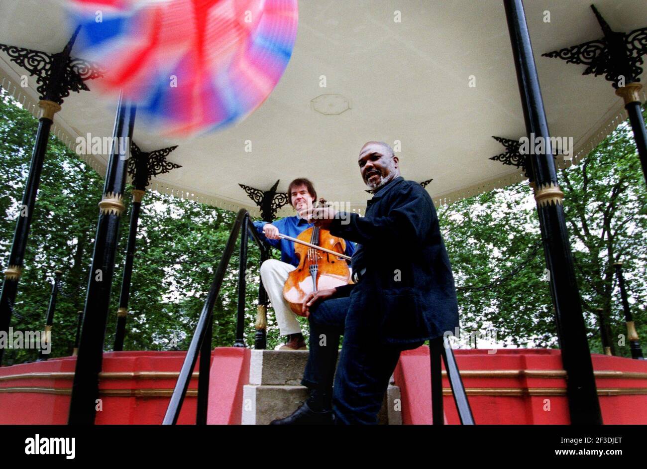 WELTBERÜHMTER BASS WILLARD WEISS UND CELLIST VIRTUOSE JULIAN LLOYD WEBBER IM HYDE PARK. SIE WERDEN AM 9TH. SEPTEMBER MIT DEM BBC CONCERT ORCHESTRA FÜR PROMS IN THE PARK AUFTRETEN. Stockfoto