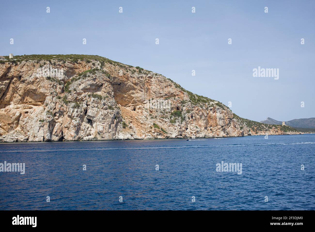 Küste mit Blick auf eine große Klippe vom Meer aus. Lage ist Porte Conte Regional National Park, Alghero Sardinien. Stockfoto