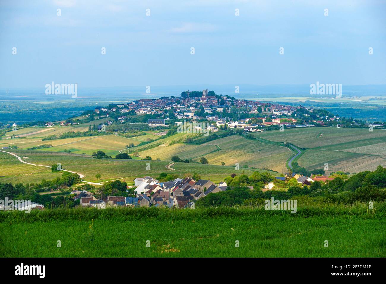 Panoramablick auf ville Sancerre, Cher, Frankreich. Kleine Stadt auf einem Hügel, umgeben von Weinbergen an Südhängen. Französische Landschaft im Frühling. Stockfoto