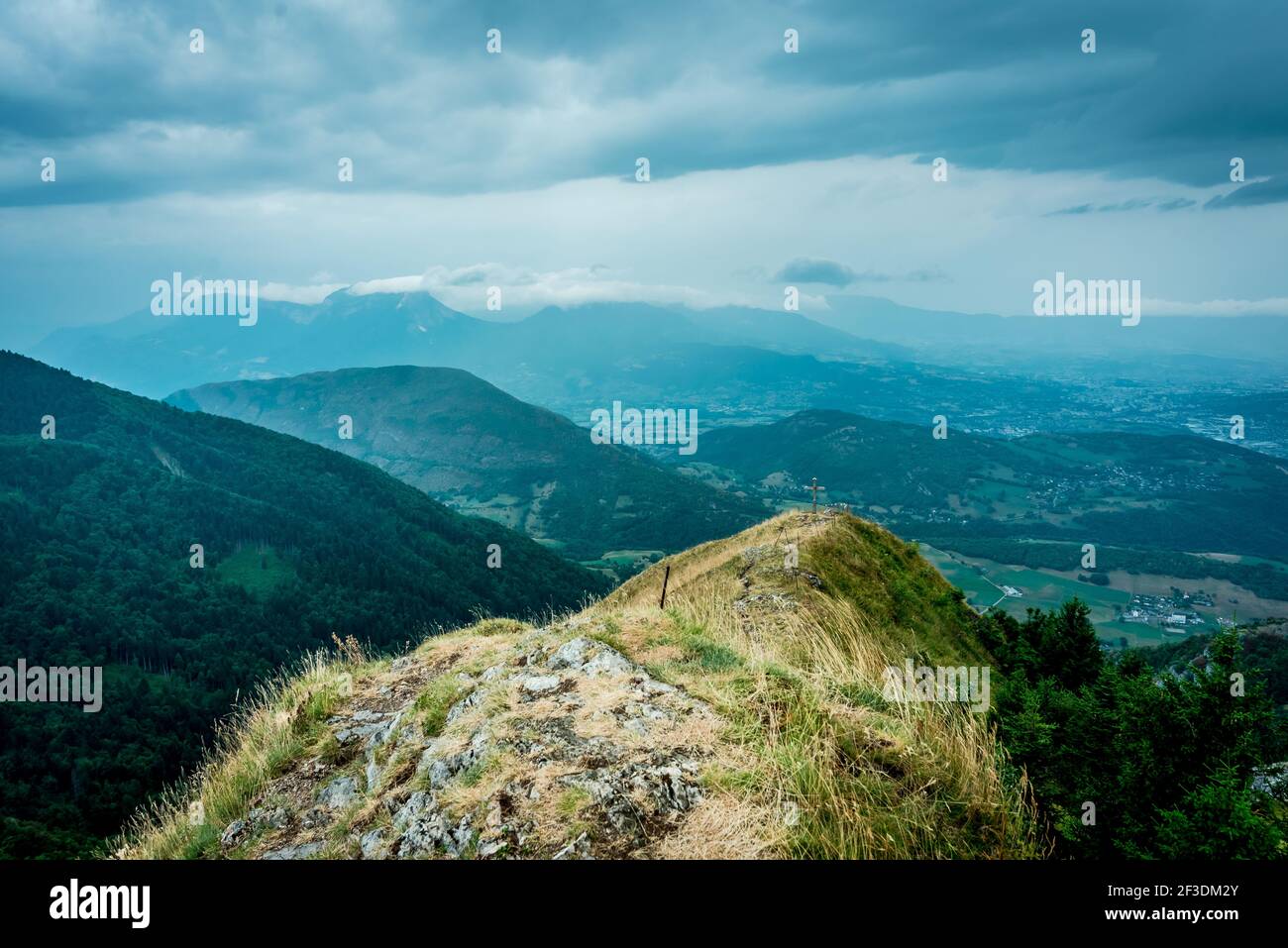 Eine Drohne schoss vom Gipfel eines Hügels Stockfoto