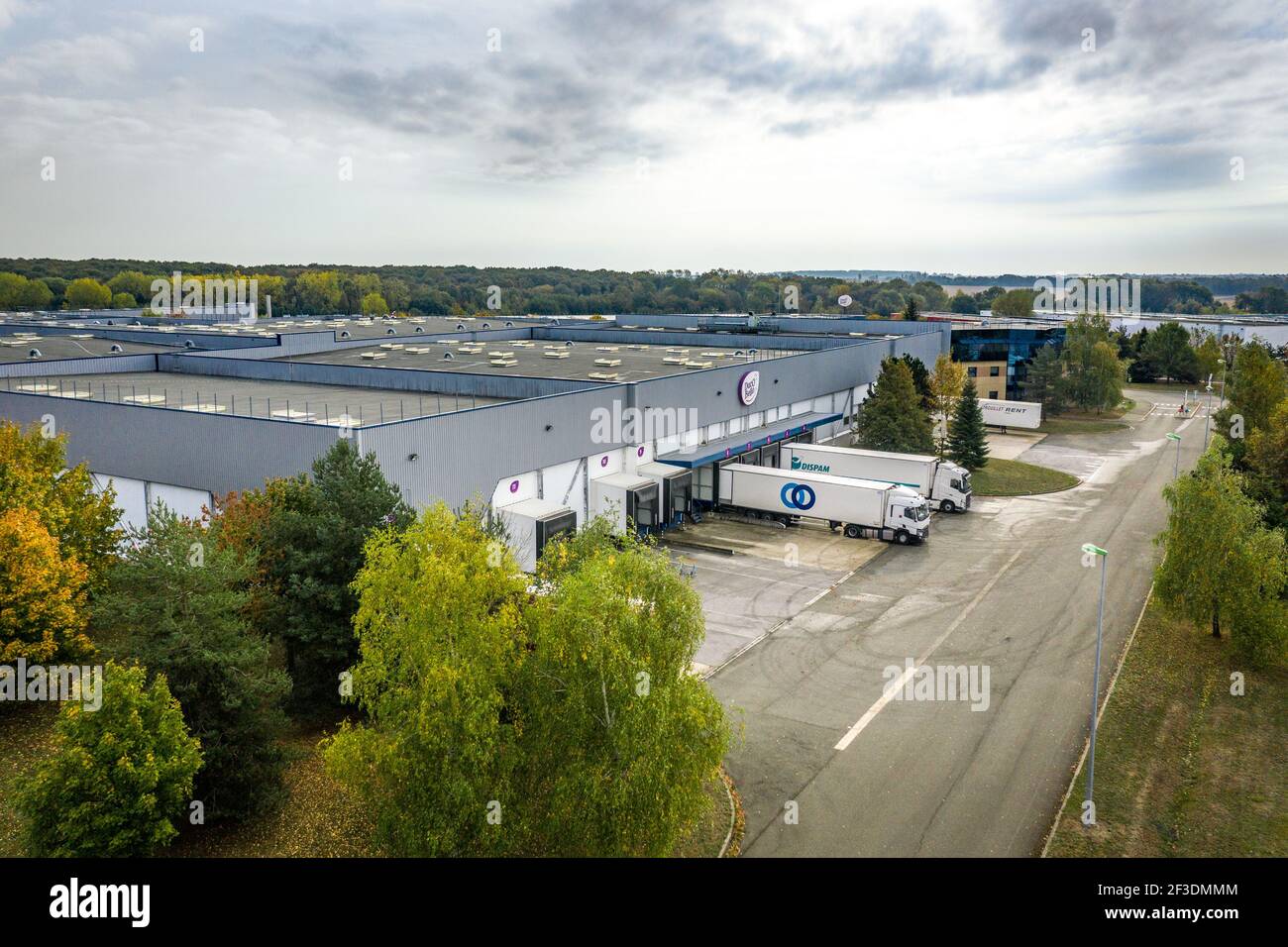 Große Sicht auf das Be- oder Entladen im Lager. LKW stehen an Ladeplätzen. Industrie, Transport und Logistik. Stockfoto