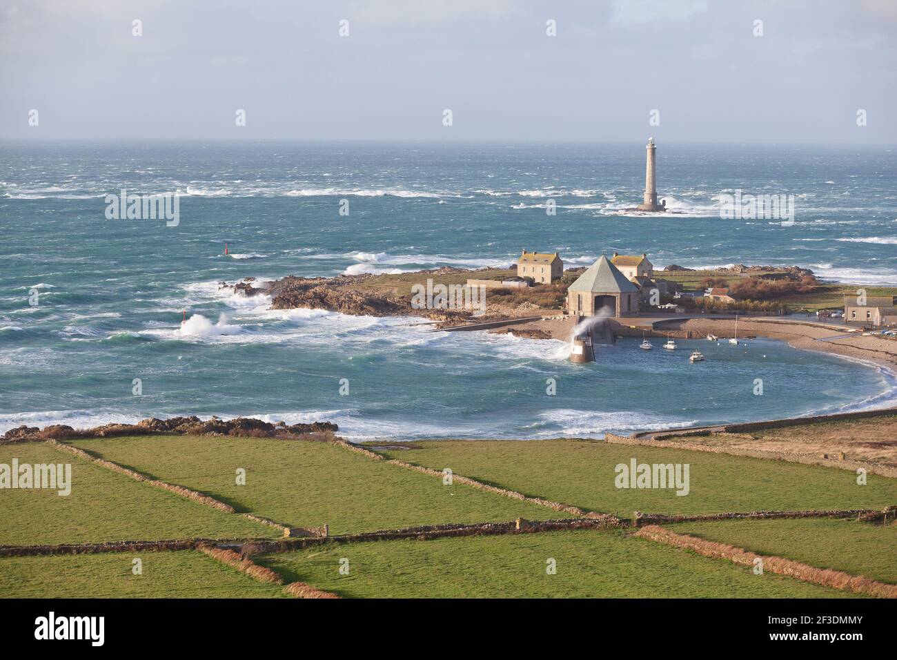 Goury Hafen und Leuchtturm während eines Wintersturms, General View, Cotentin, Normandie, Frankreich, Europa Stockfoto