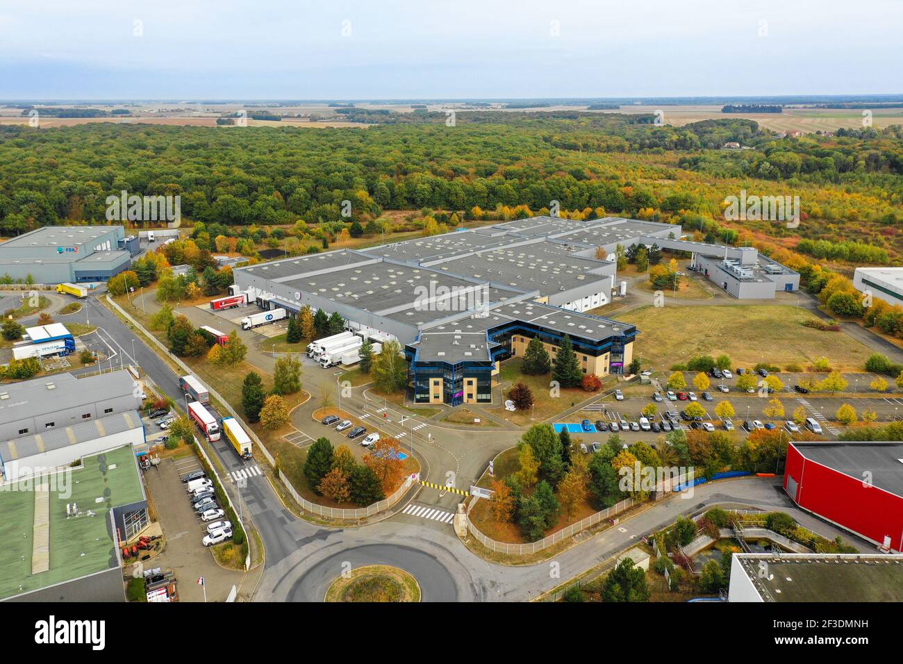 Gesamtansicht der Logistik- oder Produktionshalle von der Drohne aus. Großes Lagergebäude mit flachem Dach im Industriegebiet. Industrie, Transport und Logistik. Stockfoto