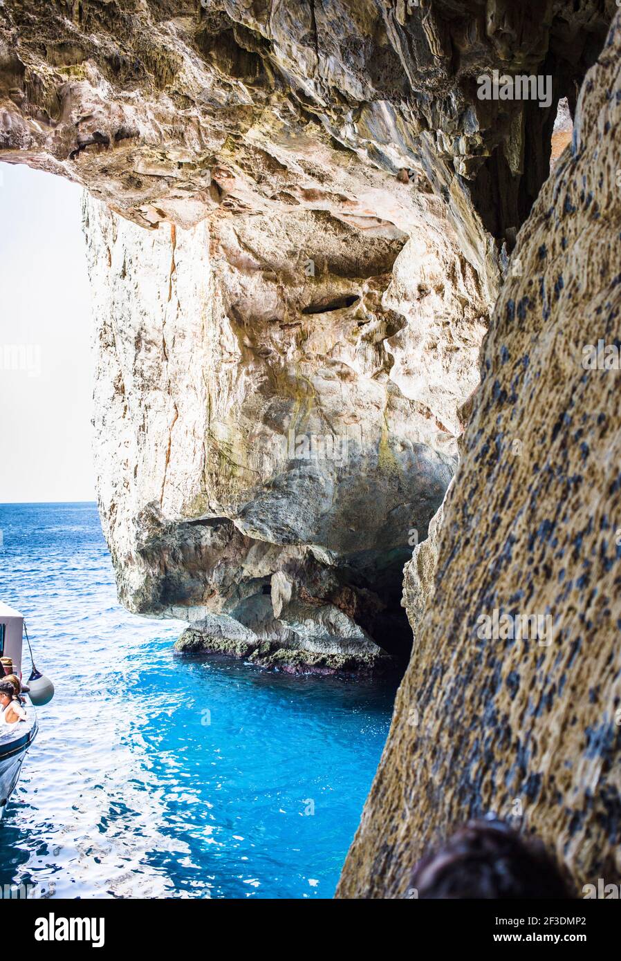 Ein Ausflug mit dem Boot auf Sardinien, um die große Klippe zu sehen Formationen und Höhlen Stockfoto