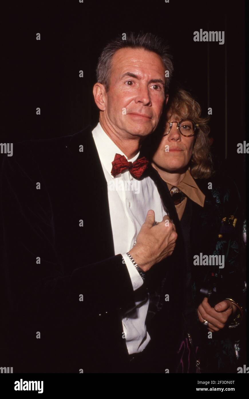 BEVERLY HILLS, CA - JANUAR 27: Schauspieler Anthony Perkins und Frau Berry Berenson nehmen am 27. Januar 1990 an den 7. Jährlichen American Cinema Awards im Beverly Hilton Hotel in Beverly Hills, Kalifornien Teil.Quelle: Ralph Dominguez/MediaPunch Stockfoto